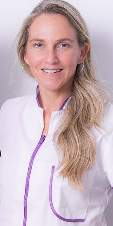 periodent dona clinica dental mujer